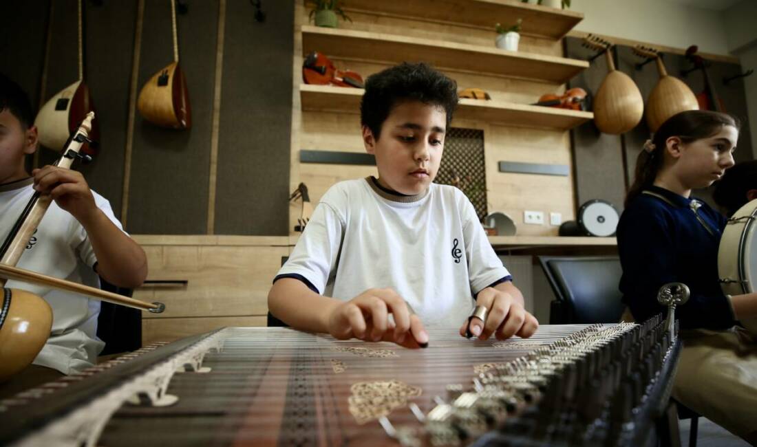 Bursa'daki okula yetenek sınavıyla seçilen öğrenciler, piyano, bağlama, gitar, flüt,