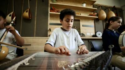 Bursa'daki okula yetenek sınavıyla seçilen öğrenciler, piyano, bağlama, gitar, flüt,