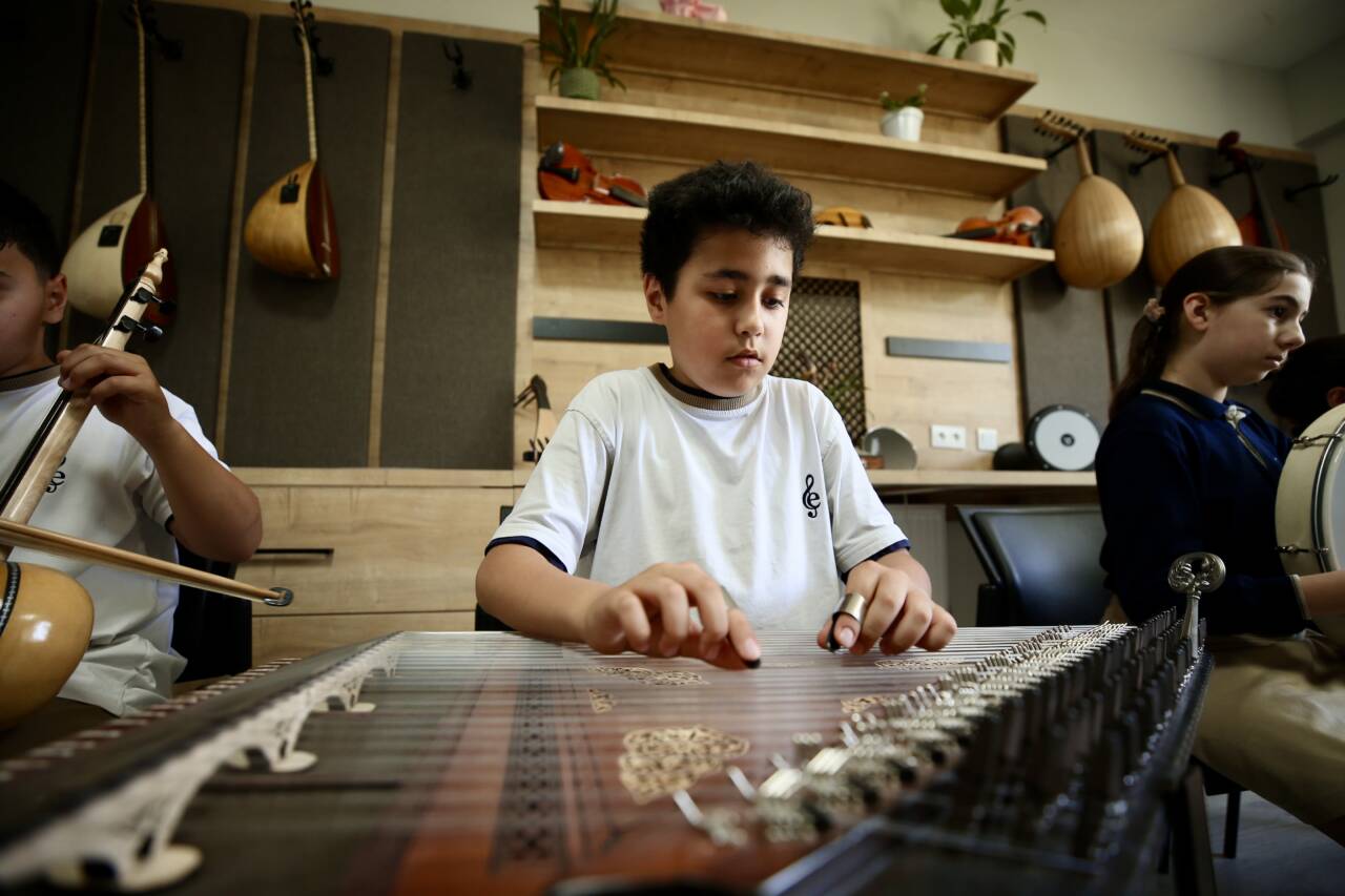 Bursa'daki okula yetenek sınavıyla seçilen öğrenciler, piyano, bağlama, gitar, flüt,