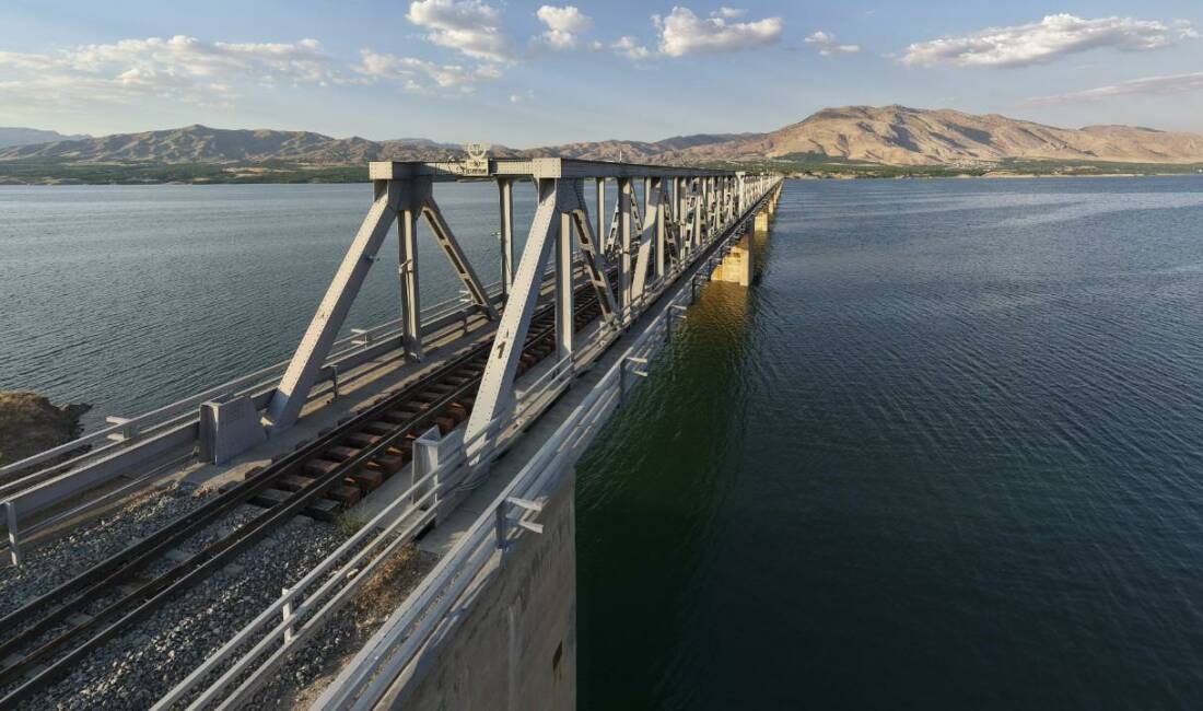 Karakaya Baraj Gölü üzerinde Malatya ile Elazığ arasında uzanan Fırat