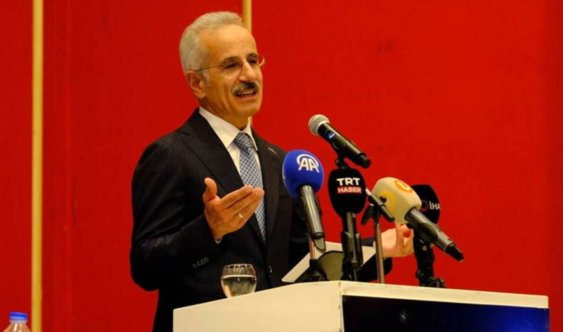 Türkiye'nin yerli ve milli haberleşme uydusu TÜRKSAT 6A'yı hizmete aldığını
