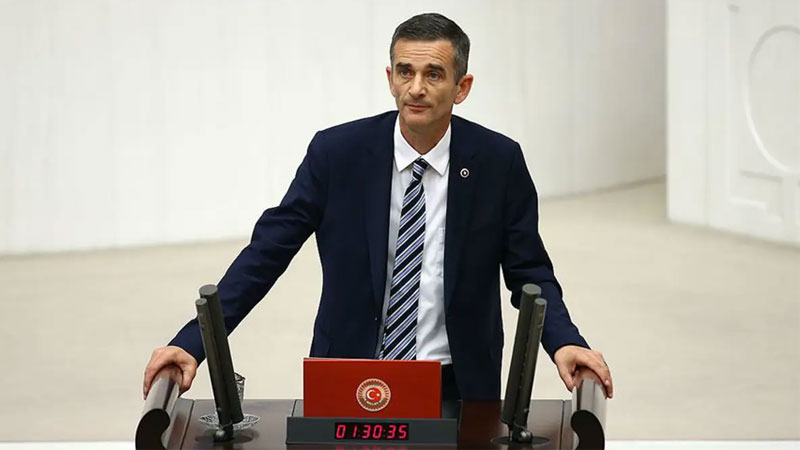 Sakarya Milletvekili Ümit Dikbayır, Cumhuriyet Halk Partisi'nden istifa ettiğini bildirdi.