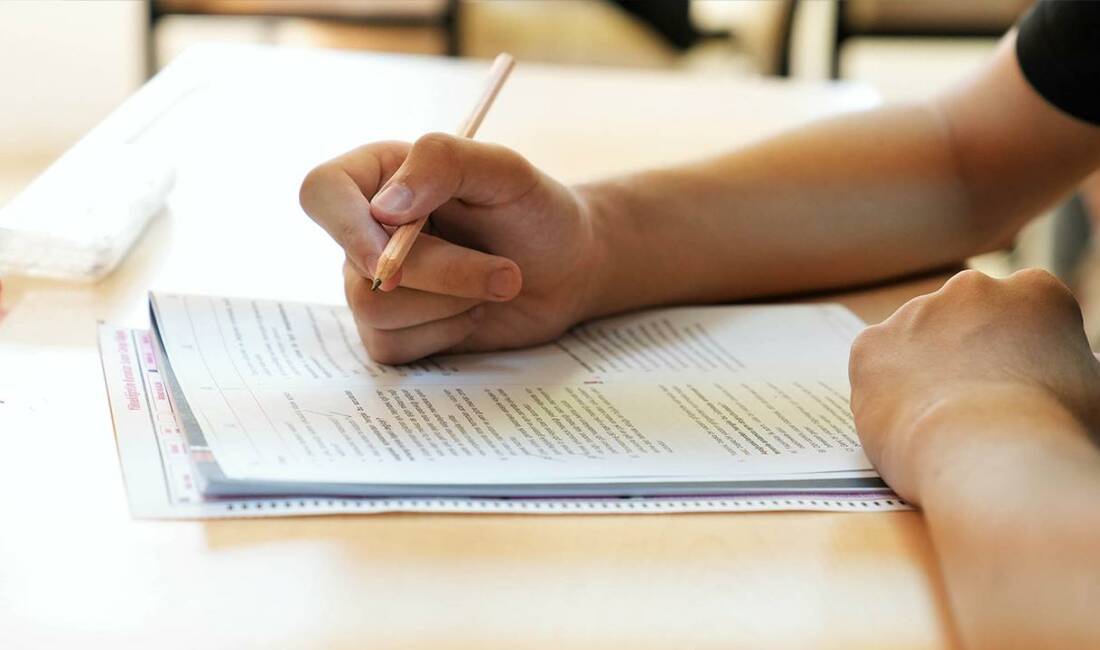 Üniversite sınavında ikinci gün heyecanı YKS'nin ikinci oturumu olan Alan Yeterlilik Testleri (AYT), bugün saat