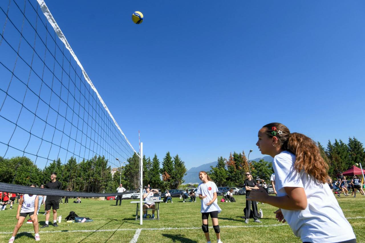 Bursa'da geleceğin voleybolcuları burada yetişiyor 5 Fwd: Geleceğin Voleybolcuları Osmangazi’de Yetişiyor (Görüntülü)