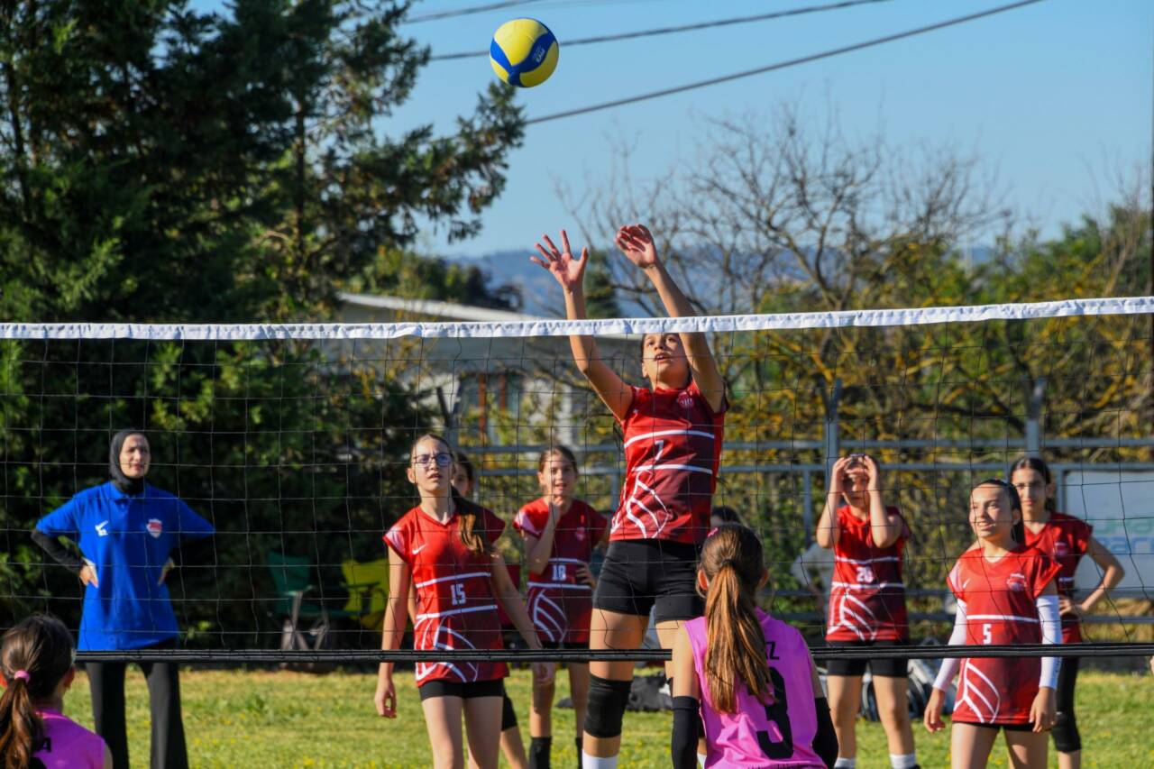 Bursa'da geleceğin voleybolcuları burada yetişiyor 1 Fwd: Geleceğin Voleybolcuları Osmangazi’de Yetişiyor (Görüntülü)