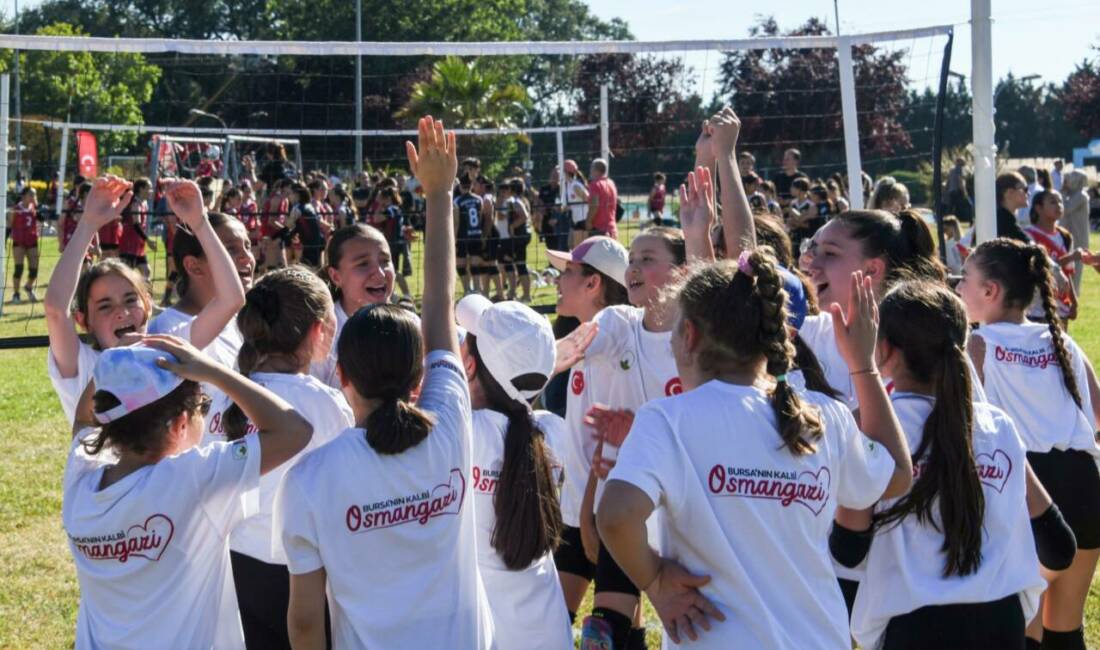 Bursa’da geleceğin voleybolcuları burada yetişiyor Osmangazi Belediyesi’nin bu yıl ikinci kez düzenlediği Mini Voleybol Şenliği,
