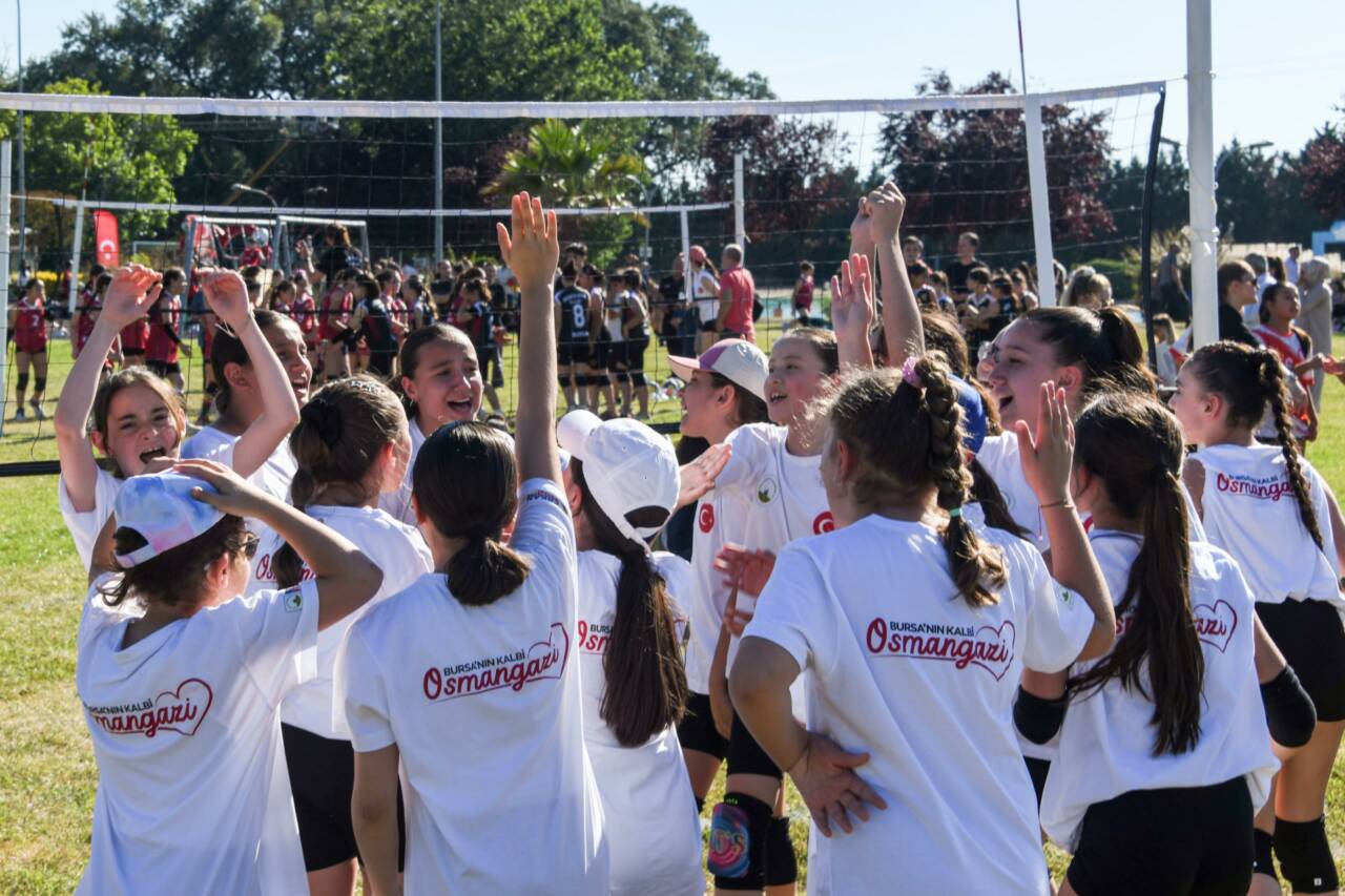 Bursa'da geleceğin voleybolcuları burada yetişiyor 6 Fwd: Geleceğin Voleybolcuları Osmangazi’de Yetişiyor (Görüntülü)