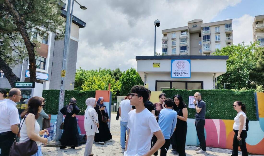 Bursa’da LGS heyecanı! Velilerden yeni uygulamaya farklı yorumlar Milyonlarca öğrencinin ve ailenin günlerdir beklediği Liselere Geçiş Sistemi (LGS)