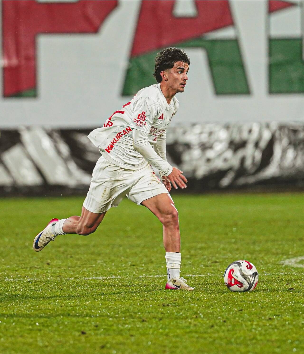 Bursaspor'un sağ kanadına Süper Lig'den yeni aday 4 whatsapp image 2026 06 22 at 175012 2