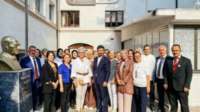 Hayat Boyu Öğrenme Genel Müdürü Dr. Emre Topoğlu, beraberindeki üst