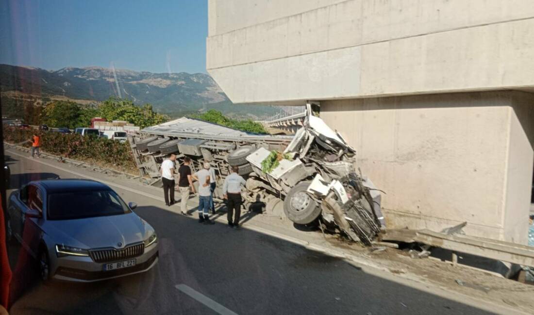 Bursa otobanında Hızlı Tren viyadüğünde akşam saatlerinde şişelenmiş su taşıyan