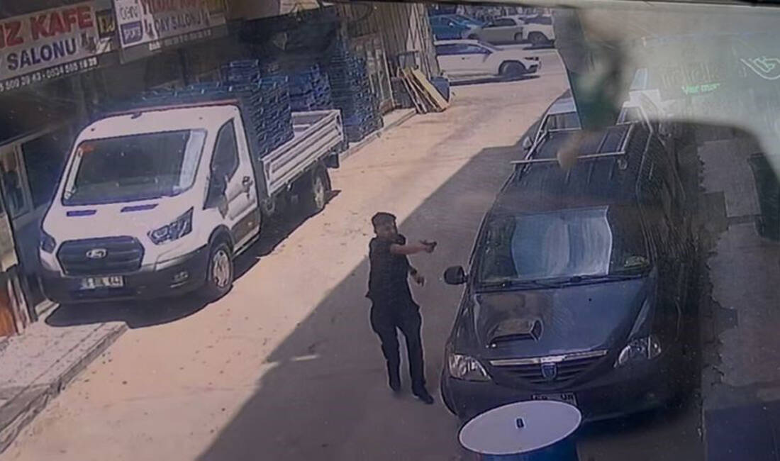 Bursa’da silahlı saldırı! O anlar kamerada Bursa'nın Osmangazi ilçesinde tabancayla vurulan 2 kişi tedavi altına alındı.