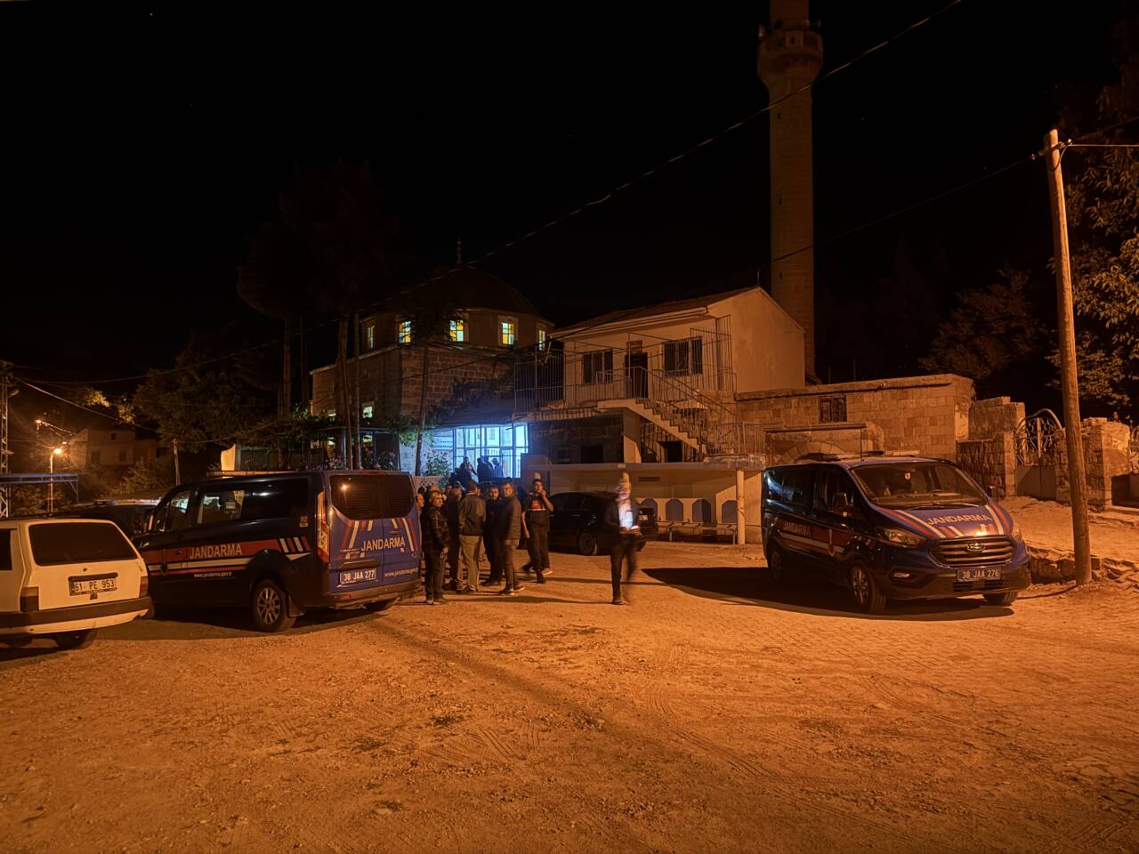 yatsi namazi oncesi cami avlusunda dehset 2 kisi hayatini kaybetti a9aff2376933