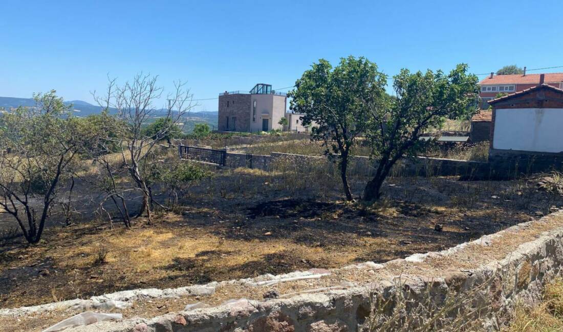 Yaz geldi, yangınlar başladı! Çanakkale'nin Ayvacık ilçesinde bir evin bahçesindeki otluk alanda çıkan yangın