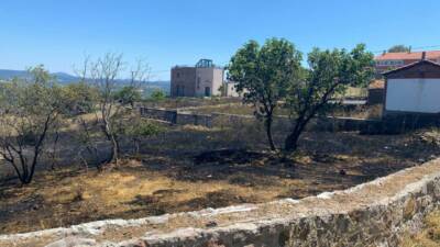 Çanakkale'nin Ayvacık ilçesinde bir evin bahçesindeki otluk alanda çıkan yangın