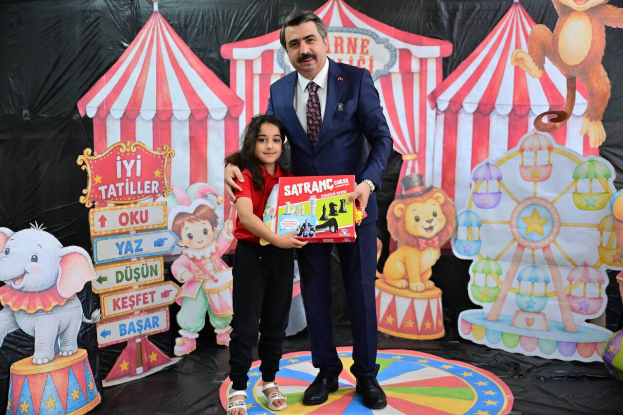 Başkan Oktay Yılmaz, miniklerin karne heyecanına ortak oldu