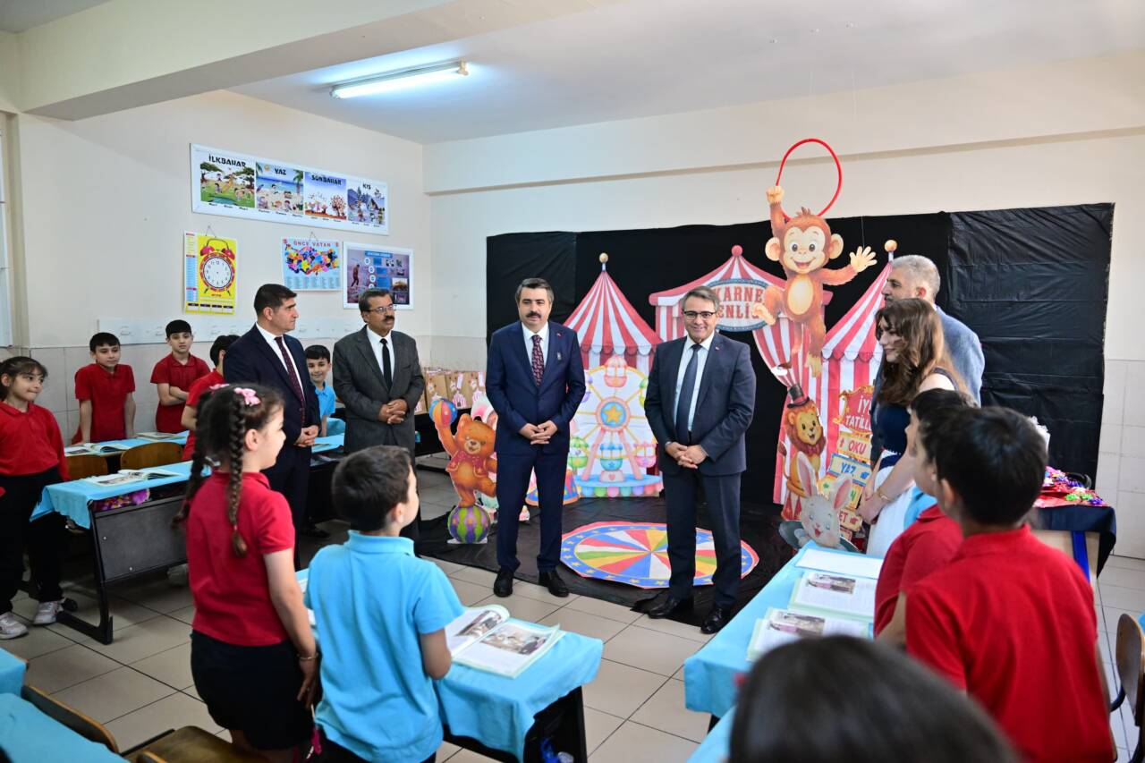 Başkan Oktay Yılmaz, miniklerin karne heyecanına ortak oldu