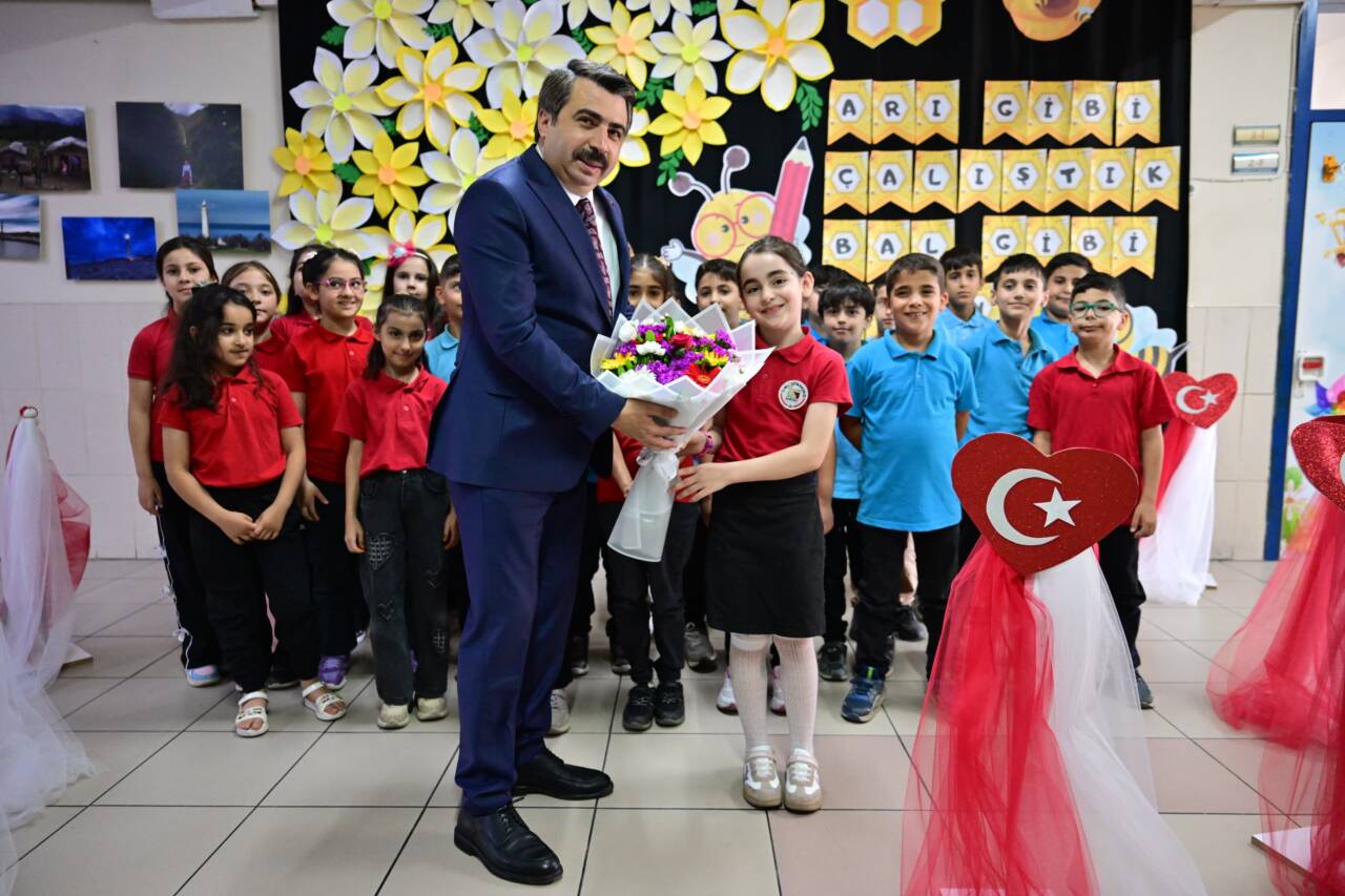 Başkan Oktay Yılmaz, miniklerin karne heyecanına ortak oldu