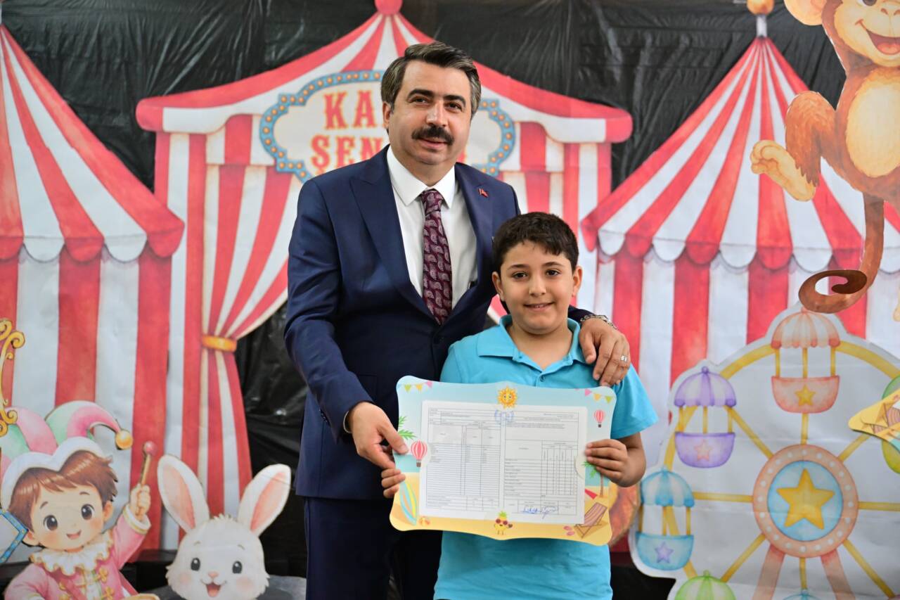 Başkan Oktay Yılmaz, miniklerin karne heyecanına ortak oldu