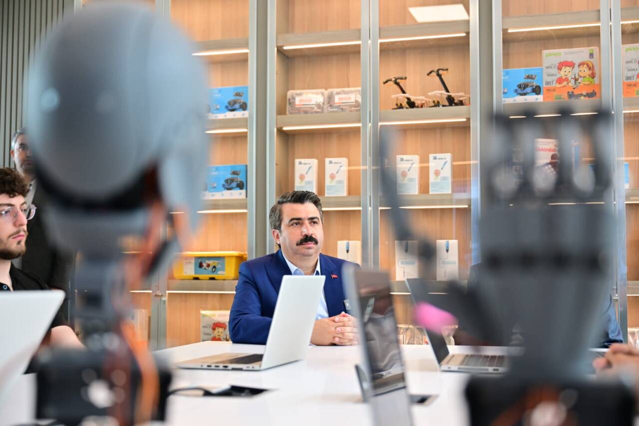 Bursa'da gençlere teknoloji ve yapay zeka eğitimi 2 Bursa'da gençlere teknoloji ve yapay zeka eğitimi