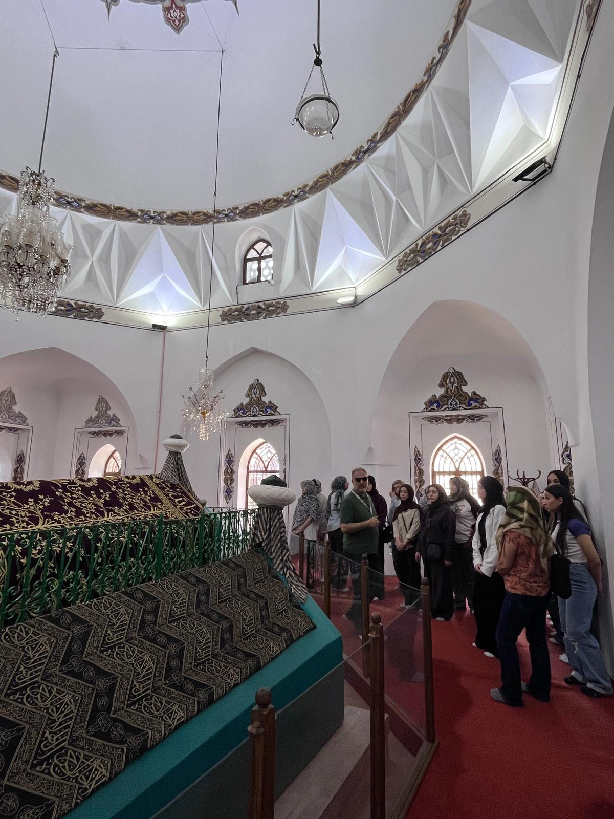 Bursa Yıldırımlı gençler tarihi yerinde keşfediyor