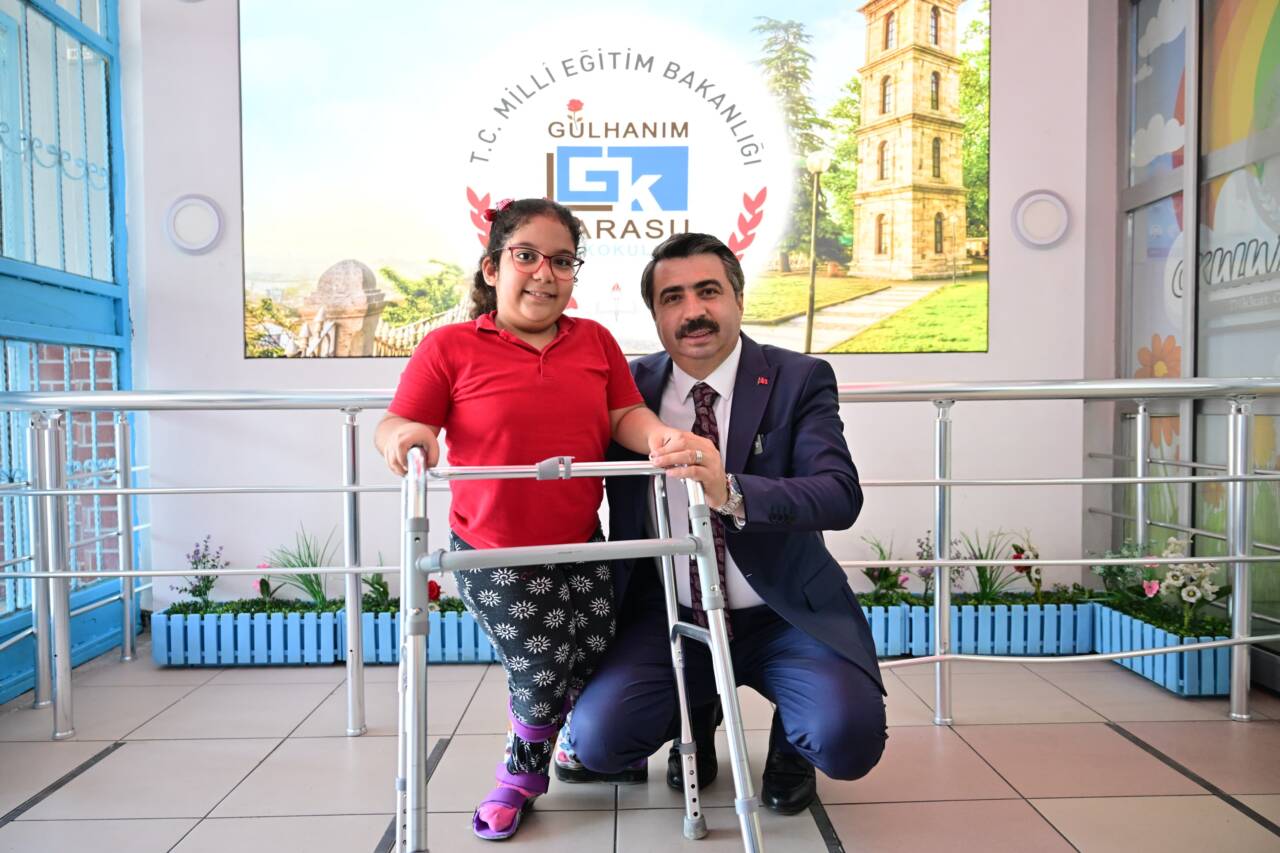 Başkan Oktay Yılmaz, miniklerin karne heyecanına ortak oldu