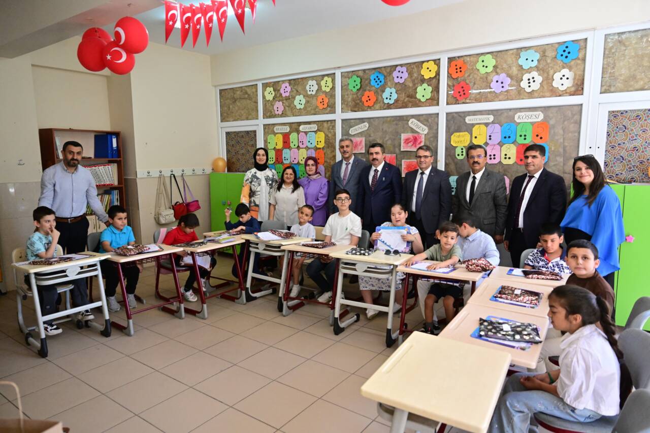 Başkan Oktay Yılmaz, miniklerin karne heyecanına ortak oldu