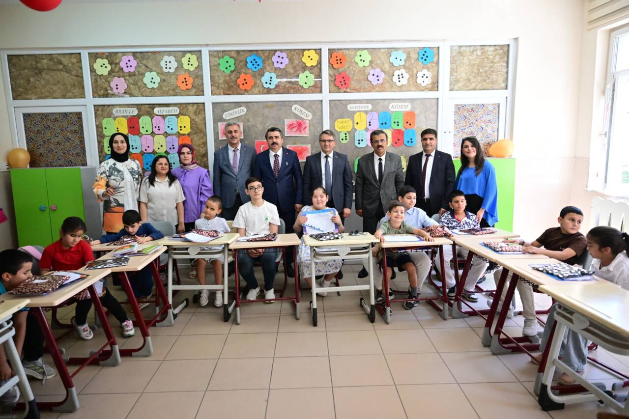 Başkan Oktay Yılmaz, miniklerin karne heyecanına ortak oldu