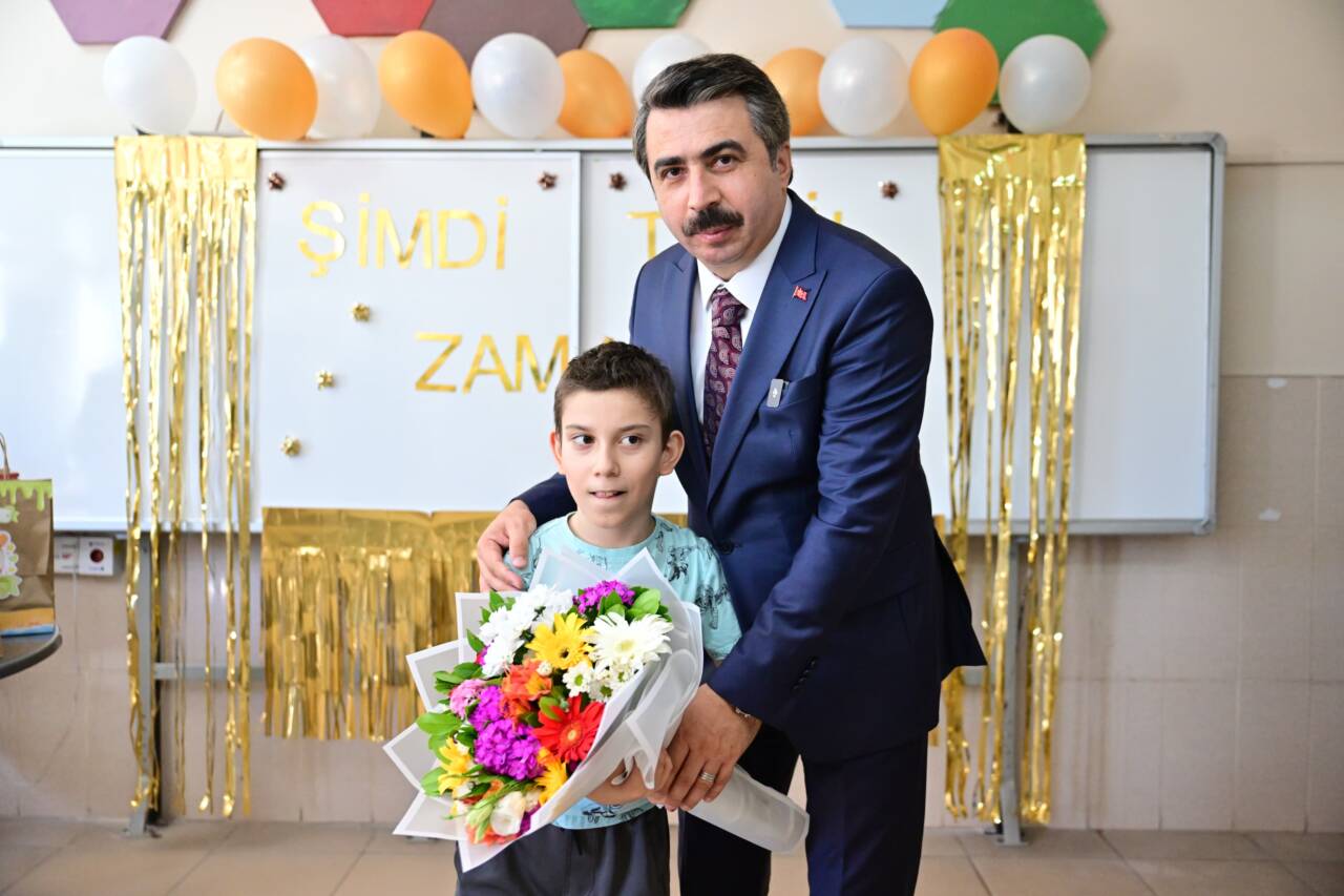Başkan Oktay Yılmaz, miniklerin karne heyecanına ortak oldu