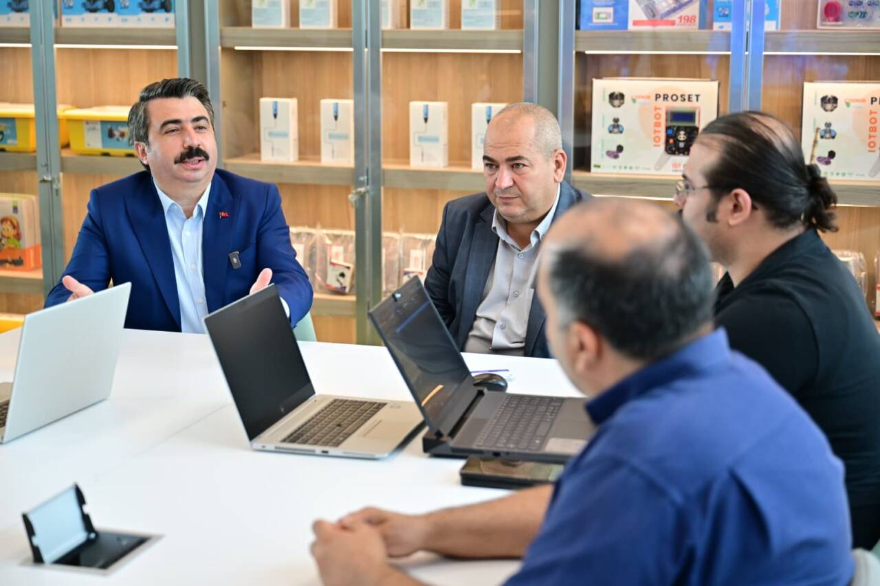 Bursa'da gençlere teknoloji ve yapay zeka eğitimi 7 Bursa'da gençlere teknoloji ve yapay zeka eğitimi