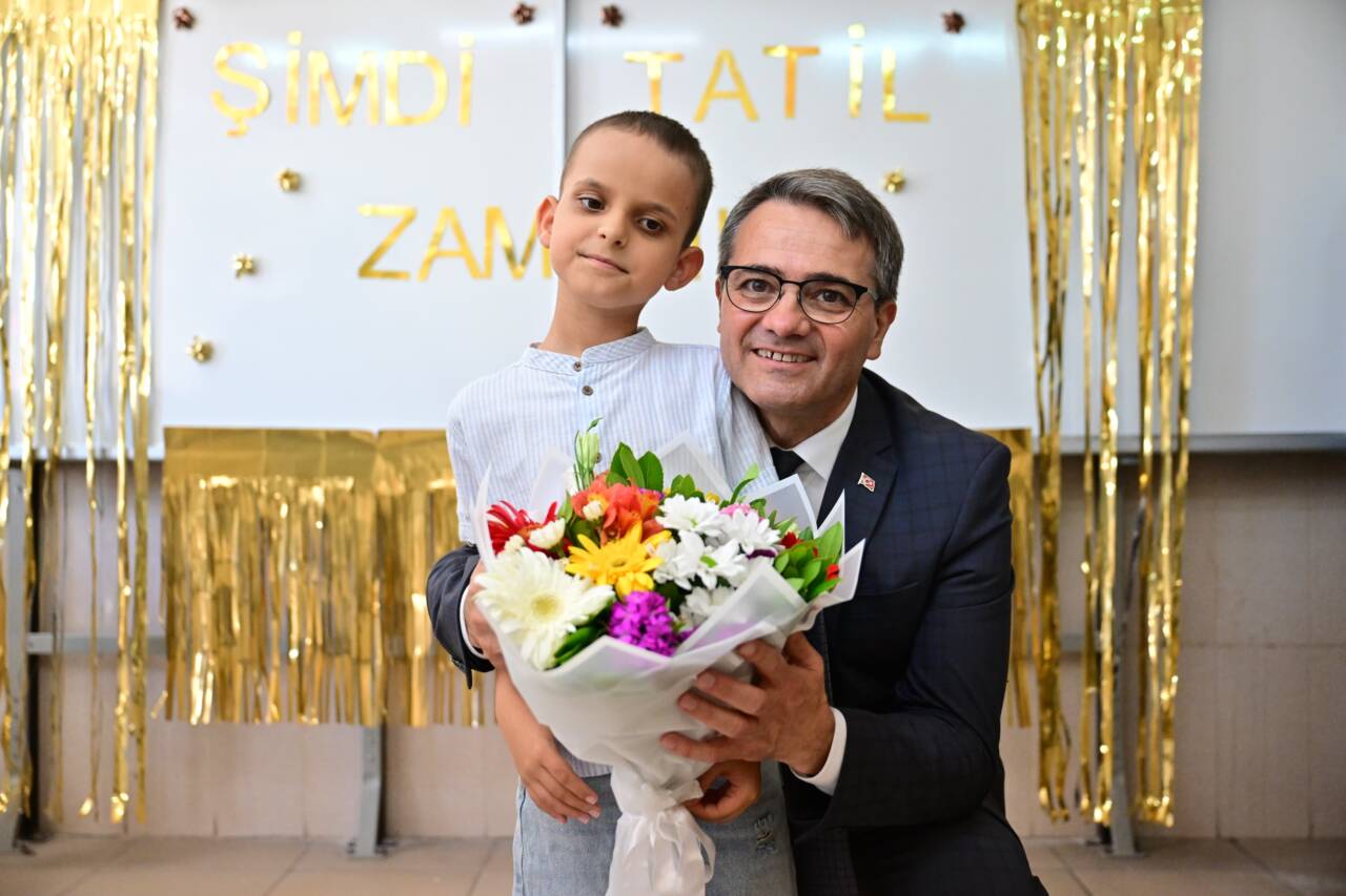 Başkan Oktay Yılmaz, miniklerin karne heyecanına ortak oldu