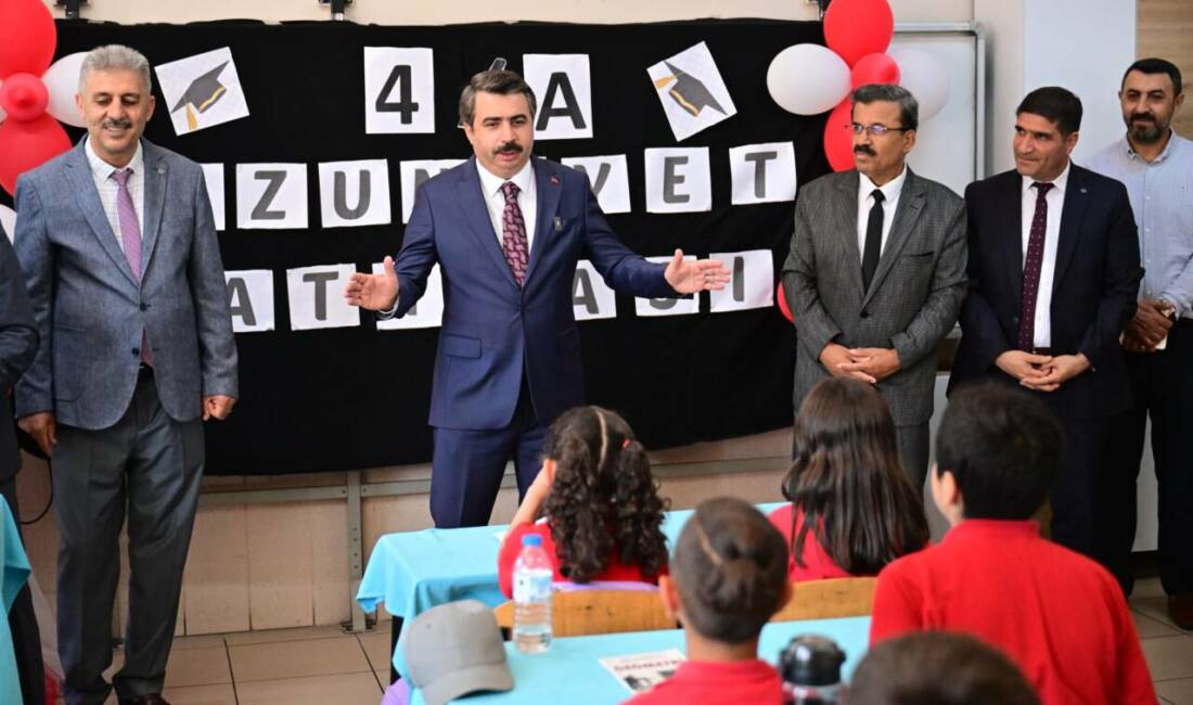 Yıldırım Belediye Başkanı Oktay Yılmaz, Gülhanım Karasu İlkokulu'nda düzenlenen karne