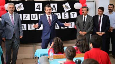 Yıldırım Belediye Başkanı Oktay Yılmaz, Gülhanım Karasu İlkokulu'nda düzenlenen karne