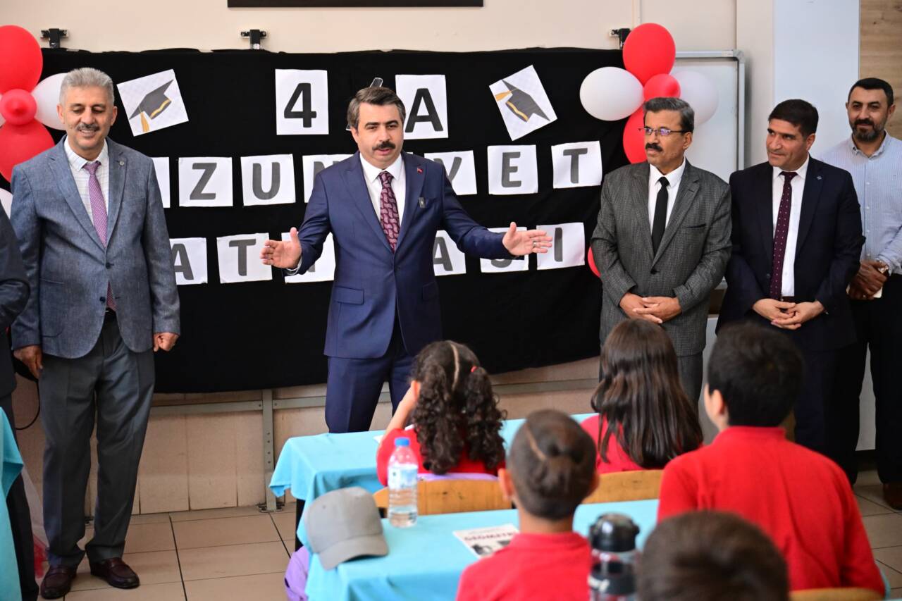 Başkan Oktay Yılmaz, miniklerin karne heyecanına ortak oldu