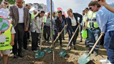 Bursa Büyükşehir Belediyesi, Çevre Haftası kapsamında düzenlediği fidan dikim etkinliğiyle
