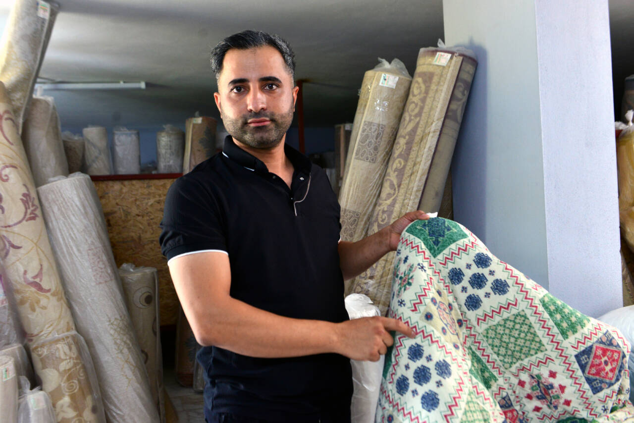 Yıkamak için aldığı battaniyeden çıkan parayı müşterisine geri verdi, kadın ise poşeti sordu 2 yikamak icin aldigi battaniyeden cikan parayi musterisine geri verdi kadin ise poseti sordu ad9911675378