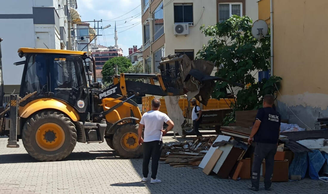 Gemlik Belediyesi, yaz sezonunun başlamasıyla birlikte özellikle sahil mahallelerinde çevre