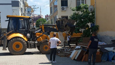 Gemlik Belediyesi, yaz sezonunun başlamasıyla birlikte özellikle sahil mahallelerinde çevre