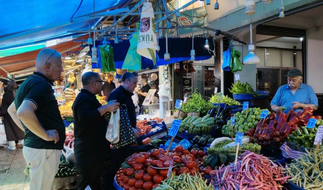 Bursalılar haftanın ilk gününde bu pazara akın etti! İşte sebze meyve fiyatları Bursa’nın tarihi Tuz Pazarı’nda pazartesi günü sabahın erken saatlerinde yoğunluk