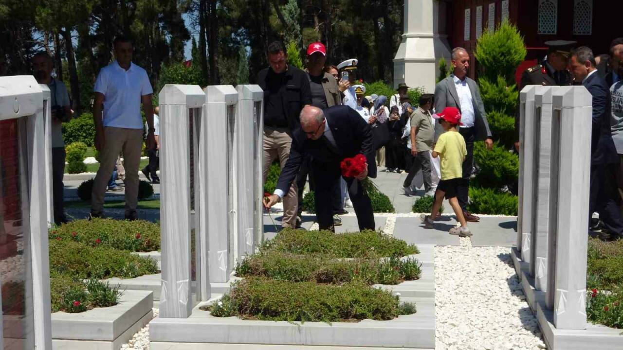 15 Temmuz şehitleri Şehitler Abidesi’nde anıldı 3 15 temmuz sehitleri sehitler abidesinde anildi e70a9cffd01b
