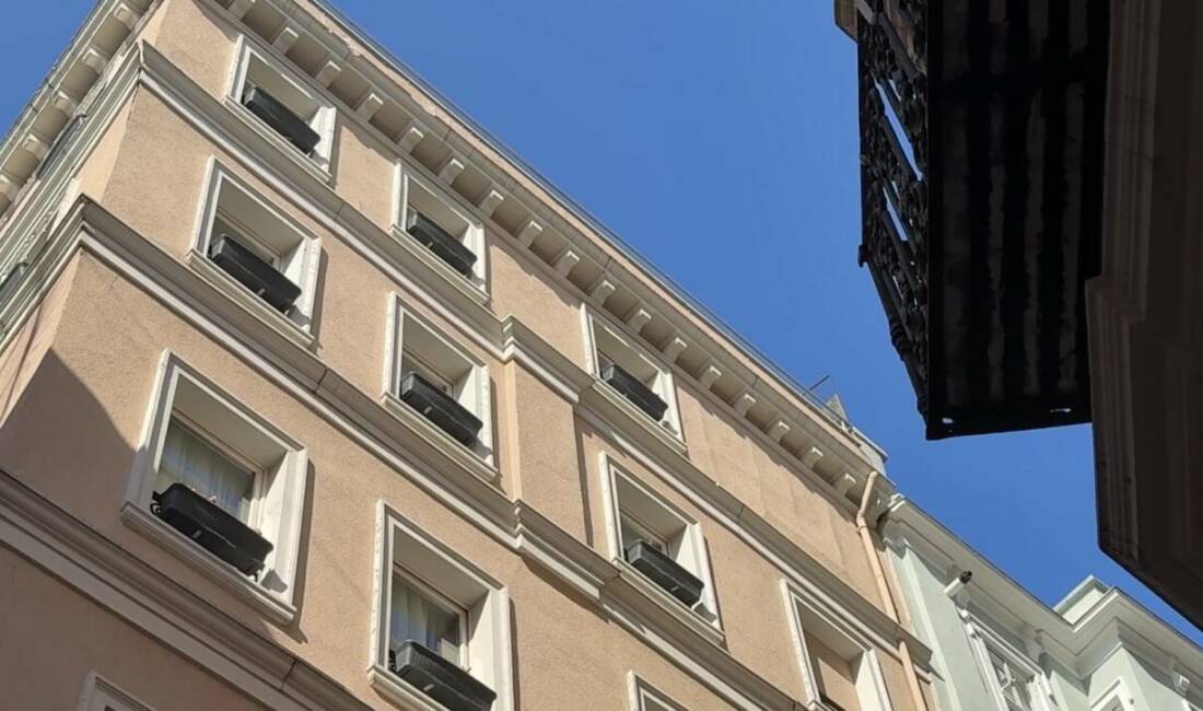 İstanbul Galata’da aşçı olarak çalıştığı otelin 5’inci katındaki teras bölümünden
