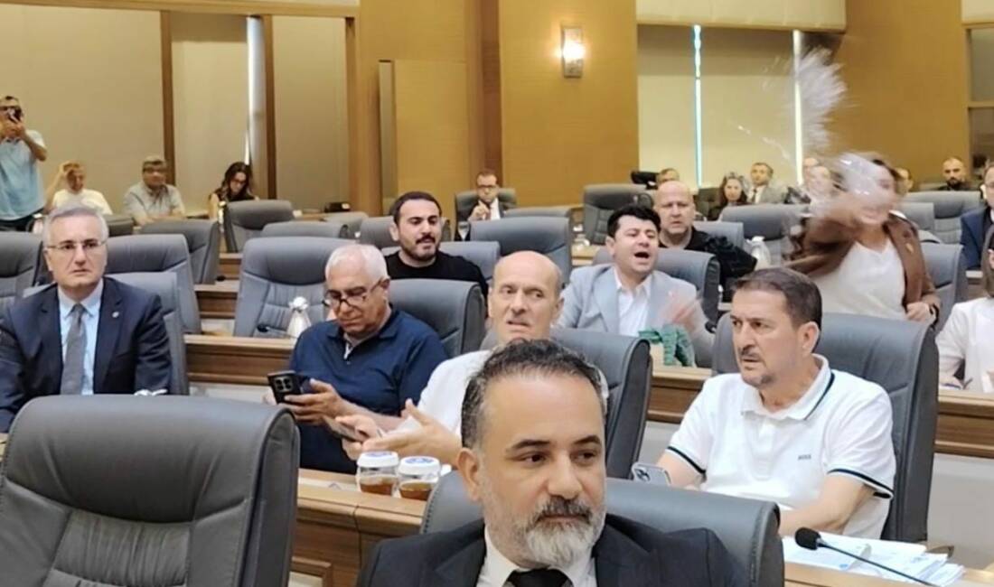 Bursa Büyükşehir Meclisi’nde ‘İnönü’ sözleri sonrası ortalık karıştı, su fırlatıldı! Bursa Büyükşehir Belediye Meclisi Temmuz ayı ikinci oturumunda AK Parti