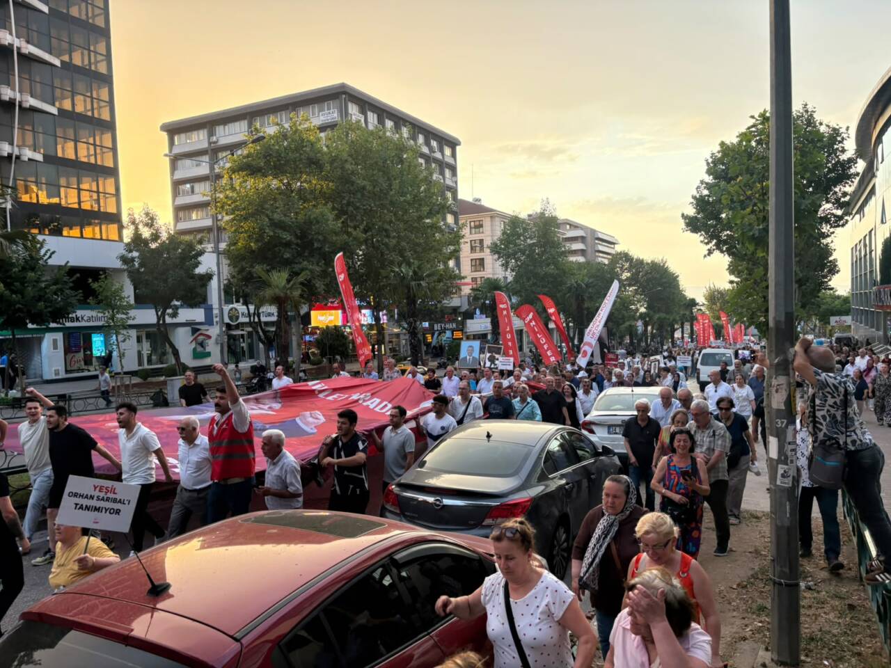 CHP Bursa'da neler oluyor? İl binasından ayrılıp yeni koordinasyon merkezine yürüdüler 4 2b606184 4818 4525 bc37 4ebd6a59b88c