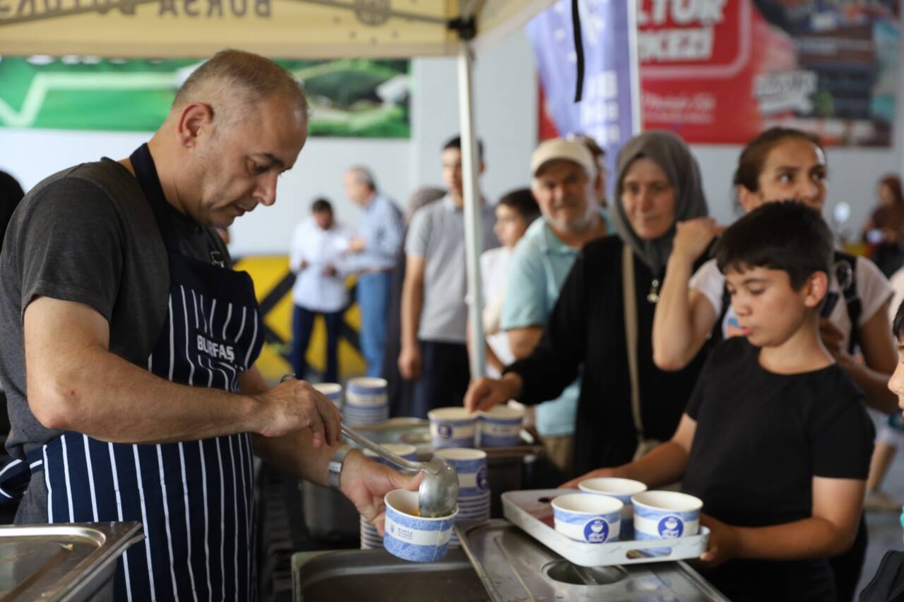 Bursa’da aşure kazanları bu kez Gürsu’da kaynadı Birlik, beraberlik ve kardeşlik kültürünü güçlendirmek adına Muharrem Ayı vesilesiyle