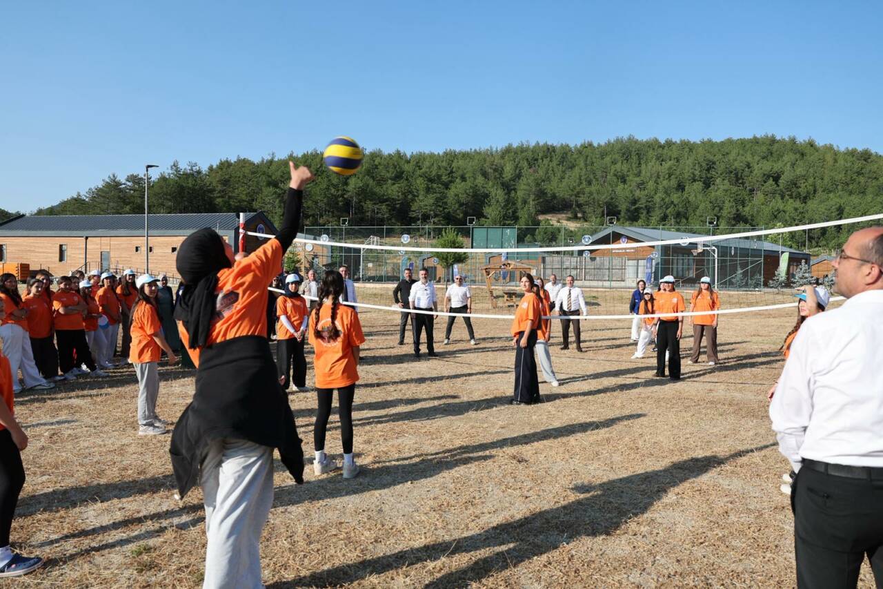 Bursa Büyükşehir Başkanvekili Biba, ok atıp voleybol oynadı 4