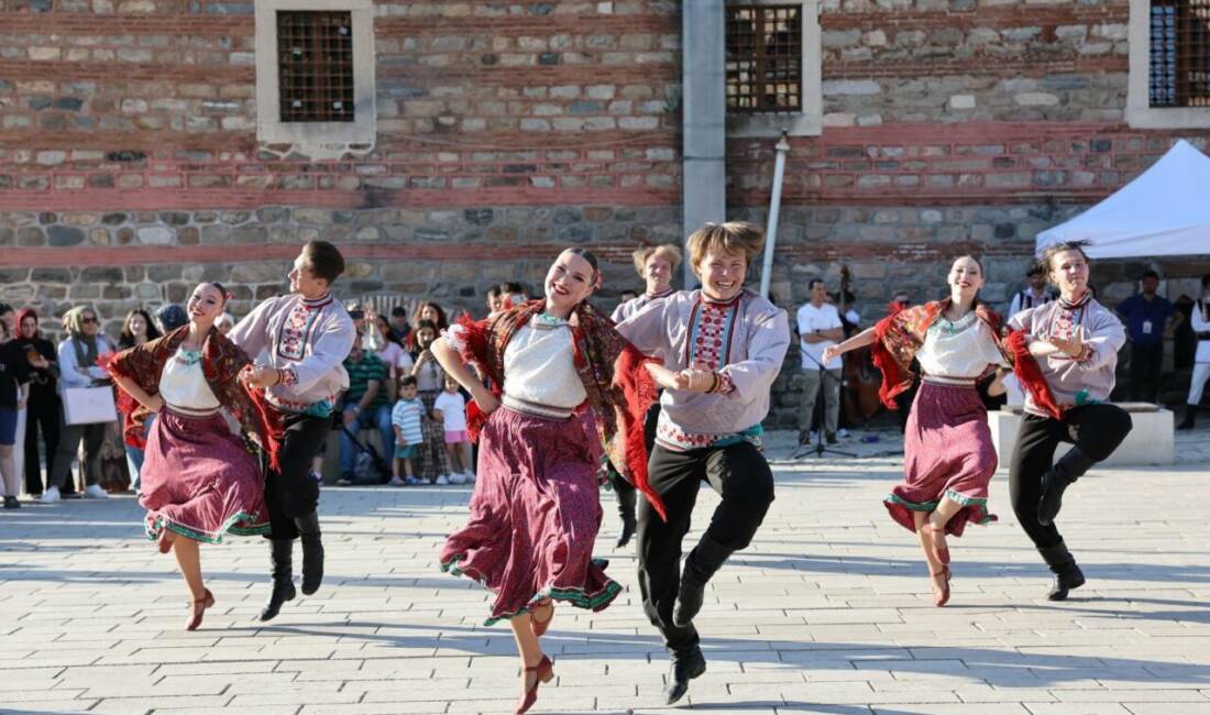 Bursa’nın dört bir yanınında karnaval havası 38. Uluslararası Altın Karagöz Halk Dansları Yarışması kapsamında düzenlenen nokta