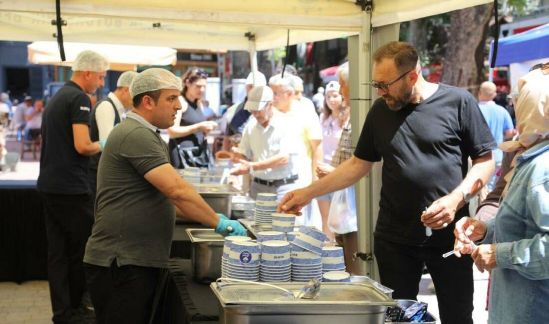 Bursa’da aşure bereketi! Bu kez orada dağıtıldı… Bursa Büyükşehir Belediyesi’nin Muharrem ayı vesilesiyle düzenlediği aşure ikramlarının bu