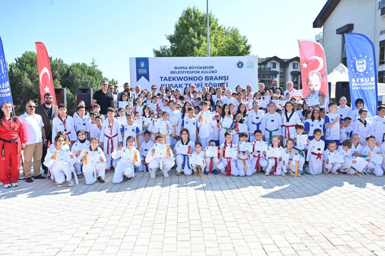 Bursa’da Büyükşehirli taekwondocuların kuşak heyecanı Bursa Büyükşehir Belediyespor Kulübü tarafından düzenlenen ‘Taekwondo Kuşak Terfi Töreni’nde,