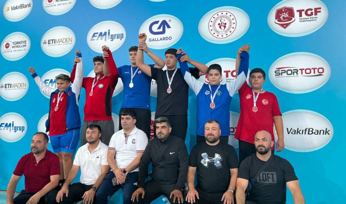 Bursa Büyükşehir Belediyespor Kulübü sporcuları, Ankara’da gerçekleştirilen Minikler Güreş Türkiye