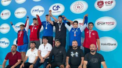 Bursa Büyükşehir Belediyespor Kulübü sporcuları, Ankara’da gerçekleştirilen Minikler Güreş Türkiye